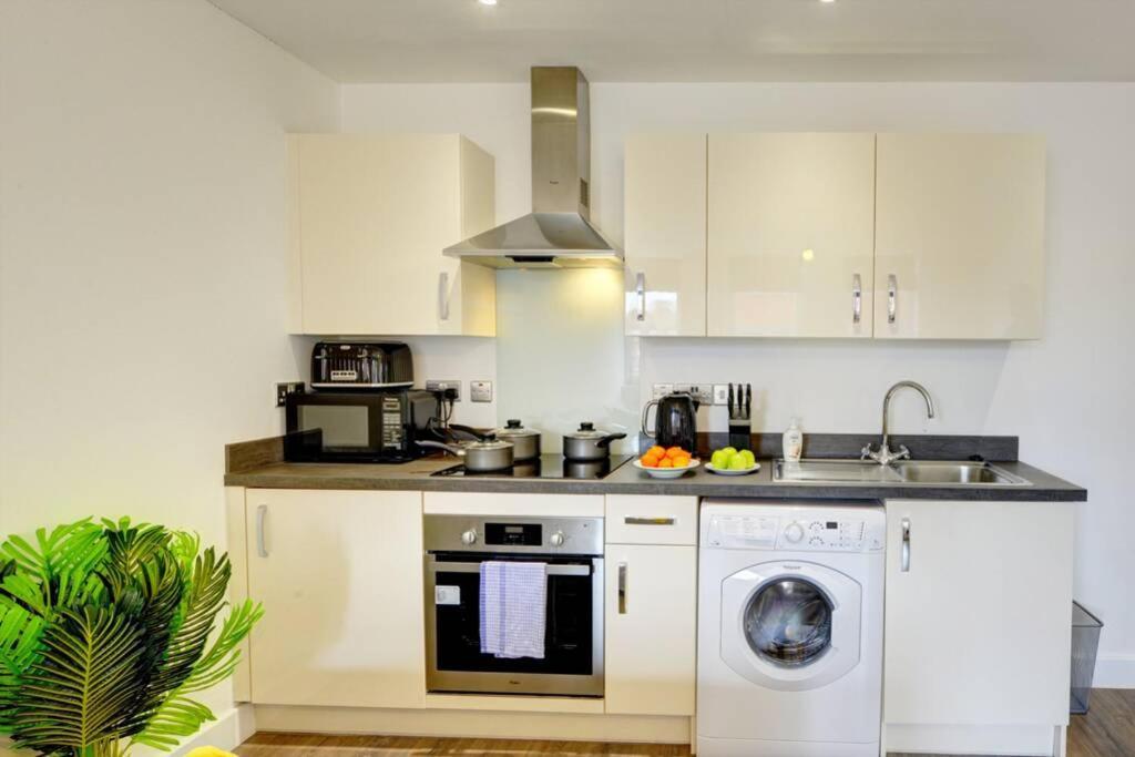 Modern & Stylish 2Br Apartment - Queens House 코번트리 외부 사진